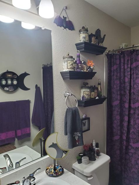 Gothic Bathroom Decor Ideas, Apartment Decorating Witchy, Emo Bathroom Decor, Gothic Bathroom Aesthetic, Black And Purple Bathroom, Emo Bathroom, Pastel Goth Bathroom, Pinup Bathroom, Goth Bathroom Ideas