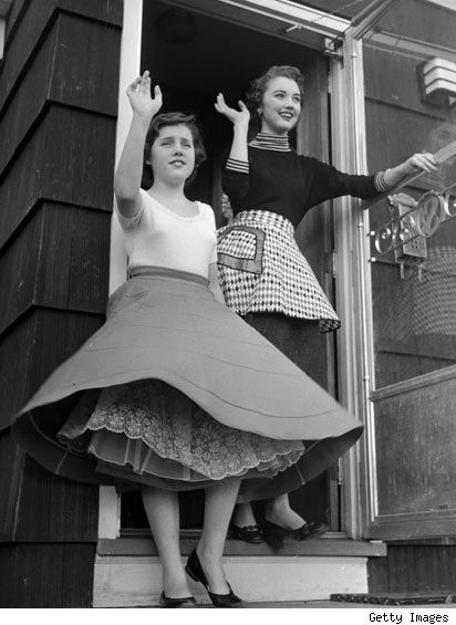 2 young ladies in the early 50s... poodles were common decorative features on these skirts. 1950 Style, 50's Fashion, 1950 Fashion, Poodle Skirt, Fashion 1950s, Photo Vintage, Vintage Life, Grunge Goth, Moda Vintage