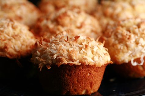 Pina Colada Muffins Pineapple Muffins, Muffin Cups Recipes, Pina Colada Cupcakes, Pineapple And Coconut, Coconut Muffins, Cupcakes Recipes, Bread Recipes Sweet, Coconut Recipes, Crushed Pineapple