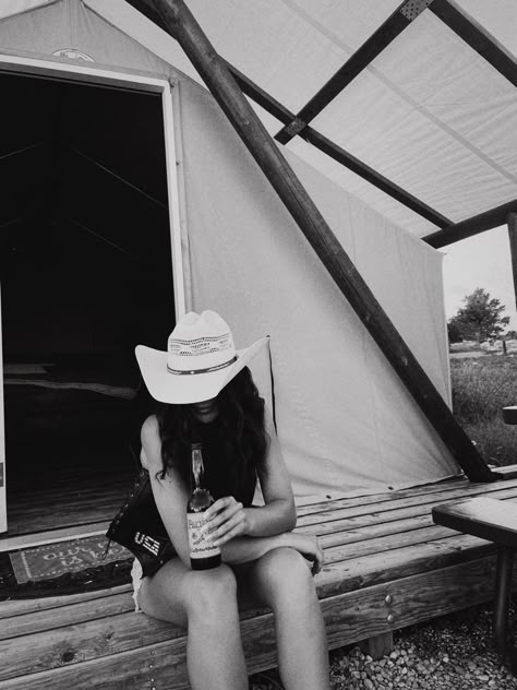 Black Country Girl Aesthetic, Cowgirl Hat Aesthetic, Cowpoke Aesthetic, Flawless Aesthetic, Country Girl Aesthetic, Coastal Cowboy, Cowgirl Pictures, Black Hair Aesthetic, Hat Aesthetic