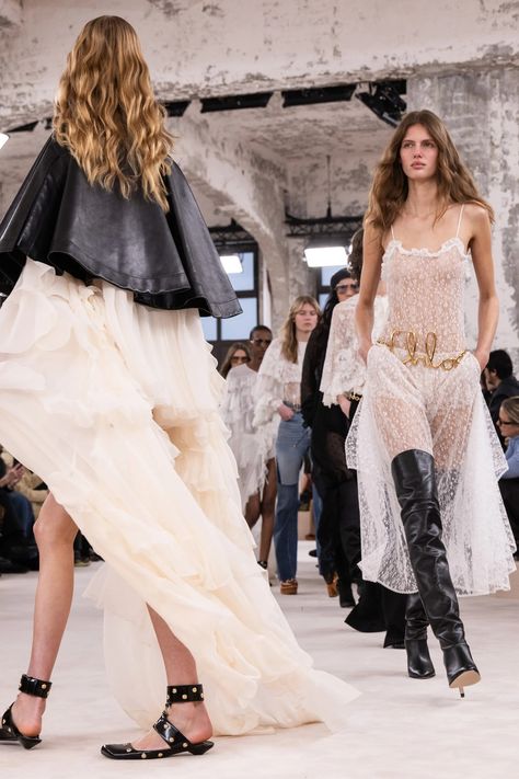 The runway — not TikTok — brought back boho chic | Vogue Business Chic Date Night Outfit, Trendy Date Night Outfit, Date Night Outfit Ideas, Night Outfit Ideas, Bohemian Chic Fashion, Chloe Dress, Floaty Dress, Technology Fashion, Runway Trends