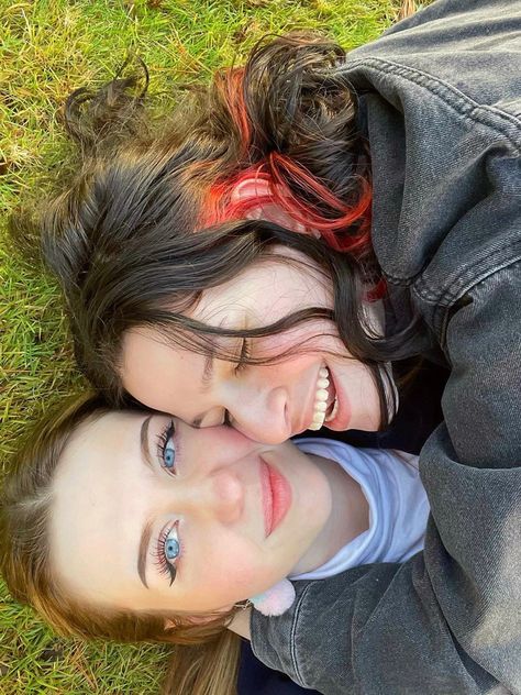 wlw couple lgbtq lesbian love summer Wlw Teen Couple, Wlw Couple, Teen Couple, Want A Girlfriend, Beautiful Human, Alternate Universe, Girl With Brown Hair, Teen Love