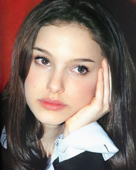 Natalie Portman Red Hair, Natile Portman 2000s, 90s Natalie Portman, Natalie Portman 2000s, Natalie Portman Face, Natalie Portman Icons, Natalie Portman 90s, Nose Front View, Natalie Portman Short Hair