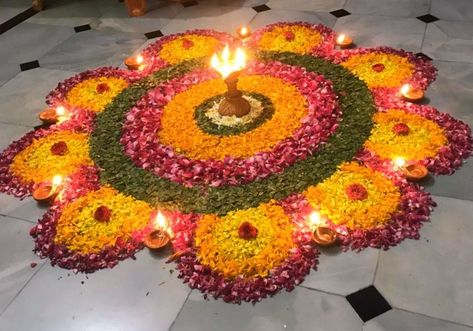 Real Flowers Rangoli Designs Ideas, Flower Rangoli Designs Creativity, Rangoli With Flowers, Easy Rangoli Patterns, Diwali Flowers, Diwali Special Rangoli, Onam Pookalam, Ganpati Decor, Pookalam Design