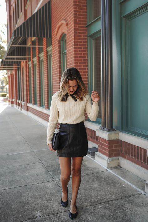 Fall, fall outfit, fall style, leather mini skirt, mini skirt, mini skirt fall outfit, fall office outfit, fall work outfit, work style, office style Mini Skirt Office Outfit, Mini Skirt Fall Outfit, Office Skirt Outfit, Skirt Fall Outfit, Fall Work Outfit, Fall Office Outfits, Skirt For Fall, Skirt Outfits Fall, Outfit Work