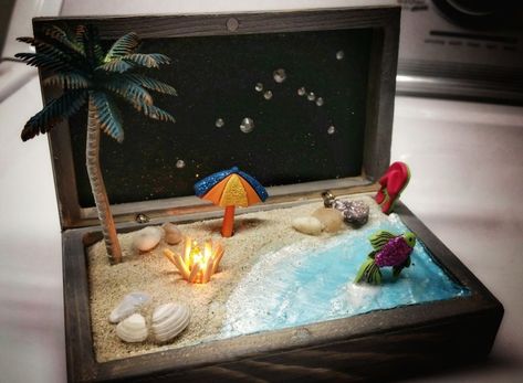 Diy Beach Scene W/ Fire! | Bored Panda Diaroma Ideas, Miniature Beach Scene, Diorama Kids, Tattoo Moon, Diy Beach, Beach Diy, Garden Art Crafts, Miniature Diy, Fairy Doors