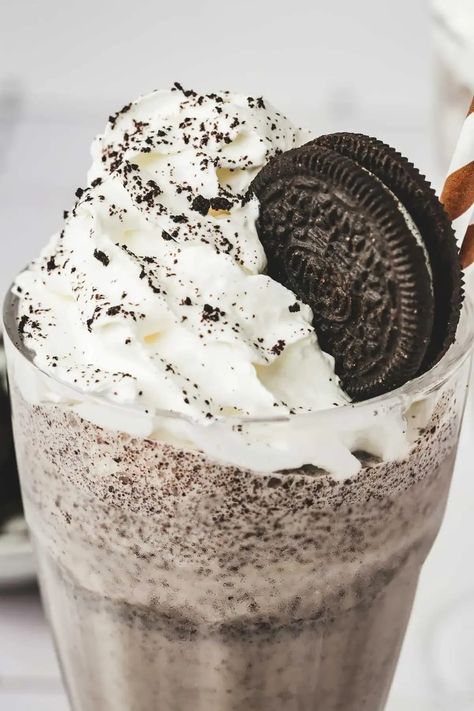 Comment faire un délicieux milkshake Oreo maison en 5 minutes et avec seulement 3 ingrédients. Cette recette est très facile à faire pour une boisson glacée gourmande à la texture crémeuse et au bon goût des biscuits Oreo. Milk Shake Oreo, Milkshake Oreo, Milkshake Recipe Strawberry, Oreo Milkshake Recipe, Oreo Shake, Best Milkshakes, Oreo Milkshake, Milkshake Recipe, Oreo Recipes