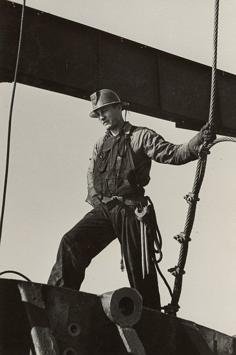 Men only: 8,300 workers came together to build the bridge, all of whom were men Iron Workers, Bay Bridge San Francisco, Steel Worker, Construction Worker, White Photos, Antique Photos, San Francisco Bay, Bay Bridge, Golden Gate