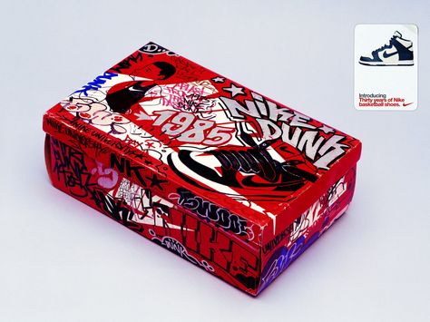 BoxVer traducción Shoe Box Art, Shoe Box Design, Comic Box, Luxury Packaging Design, Sneakers Box, Shoes Ads, Nike Retro, Creative Box, Beautiful Art Paintings