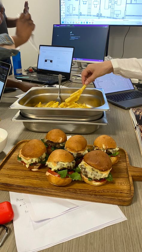 Mini hamburgers served on a wooden board. Fries in an open tray placed at the center of the meeting table for everyone to reach easily. Meeting Snacks Office, Office Snack Ideas, Meeting Snacks, Lunch Meeting, Mini Hamburgers, Office Snacks, Quick Bite, Snack Ideas, Easy Snacks