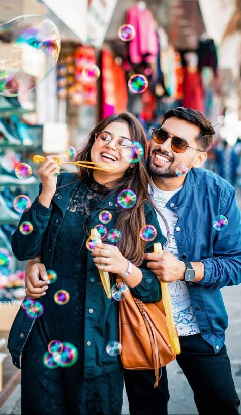 Funny Couple Poses, Pre Wedding Photoshoot Props, Pre Wedding Photoshoot Outfit, Pre Wedding Videos, Wedding Photoshoot Props, Pre Wedding Shoot Ideas, Pre Wedding Photoshoot Outdoor, Sky Lanterns, Colorful Balloons