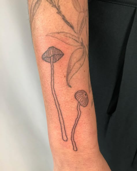 Mushroom Line Tattoo, Mushroom Stick And Poke, Mushroom Tattoo, Cute Simple Tattoos, Mushroom Tattoos, Hand Tats, Tasteful Tattoos, Small Tattoos Simple, Hand Poked Tattoo