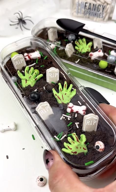 Zombie Graveyard, Grave Halloween, Maria Gomez, Mini Loaf Cakes, Postres Halloween, Recetas Halloween, Mini Cake Pans, Halloween Fest, Fun Halloween Food