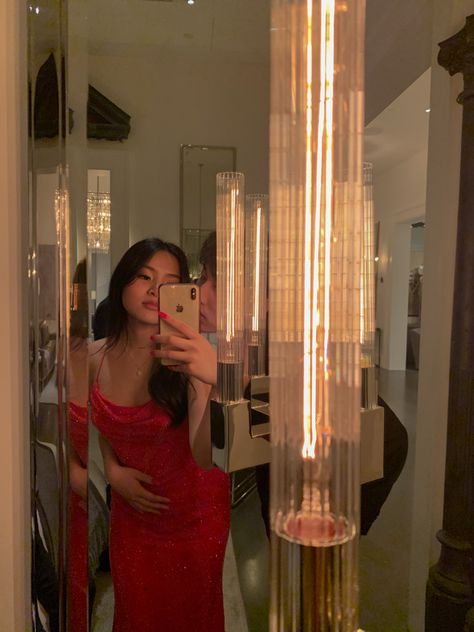 Prom Dresses Poses Photo Ideas, Prom Selfies, Formal Dress Pictures, Red Sparkly Dress, Red Satin Dress, Prom Photoshoot, Red Wedding Dress, Couple Dress, Prom Poses