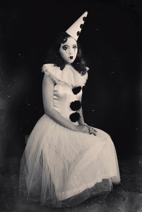 Girl wearing white & black clown outfit & clown makeup 1800s Halloween Costumes, Pierrot Clown Aesthetic, Dark Circus Aesthetic Outfits, Pierrot Halloween Costume, Black And White Circus Aesthetic, Circus Black And White, Perriot Clown Aesthetic, Victorian Clown Costume, 1920 Clown