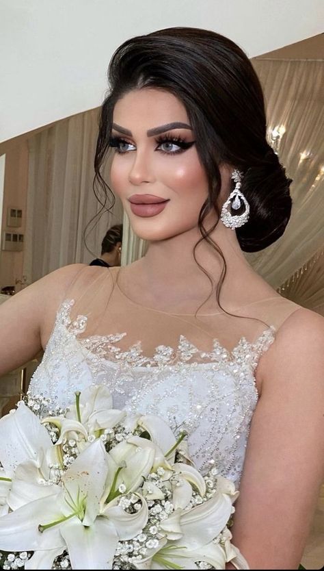 Arabic Hairstyles, Medium Long Haircuts, Quince Hairstyles With Crown, Long Hair Tips, Bridal Makeup Wedding, Bridal Updo, Bridal Hair And Makeup, Long Hair Cuts, Bride Hairstyles