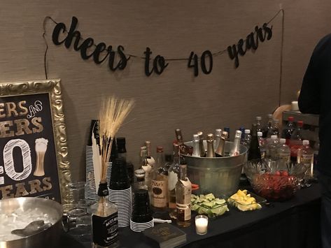 Bar setup for Birthday party Bar Table Decorations Parties, Party Bar Setup Ideas, Party Drink Table Setup, Table Bar Setup, Diy Bar Table For Party, 30th Birthday Dinner Party Ideas For Men, Diy Bar Setup For Party, Bar Area For Party, Home Bar Party Set Up