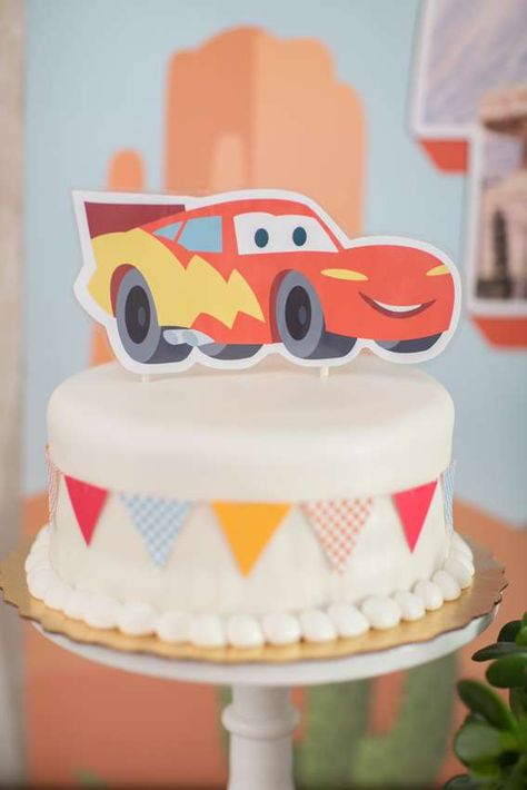 Mq Queen, Piñata Cars, Cars Birthday Party Ideas, Disney Cars Cake, Auto Party, Vintage Car Party, Pixar Cars Birthday, Lightning Mcqueen Cake, Cars Birthday Party Decorations