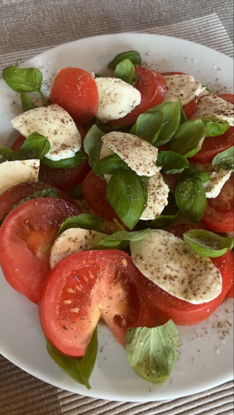 tomato, mozzarella, salad, food, food idea Food Mozzarella, Mozzarella And Tomato, Food L, Tomato Mozzarella, Healthy Food Motivation, Tasty Bites, Food Is Fuel, Food Obsession, Delicious Healthy Recipes