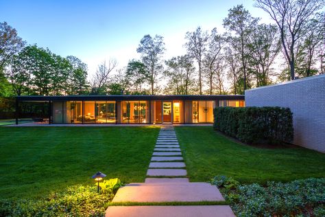 upstate homes for sale 10 marlborough road briarcliff manor Terrazzo Stairs, International Style Architecture, Briarcliff Manor, House In New York, Modern Outdoor Spaces, Terrazzo Floors, Rustic Fireplaces, International Style, Steel House