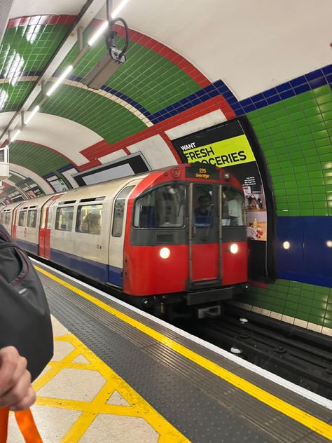 London Subway Aesthetic, London Job Aesthetic, Uk Train Aesthetic, London Corporate Aesthetic, Subway Train Aesthetic, Photobooth Design, Subway Aesthetic, London Subway, Finish School