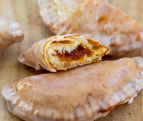 Pumpkin Cream Hand Pies, Cream Cheese Hand Pies, Fried Pies Recipe, Cheese Hand Pies, Mini Pie Crust, Pumpkin Cream Cheese Pie, Hand Pie Recipes, Cream Cheese Pie, Fried Pies