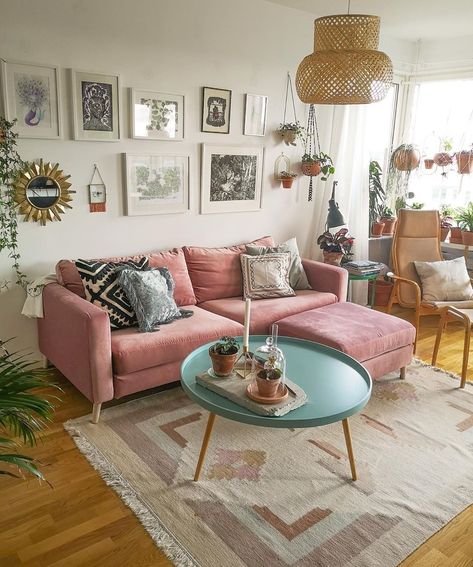 Day Bed Room, Pink Couch Living Room, Cozy Kitchen Ideas, Pink Sofa Living Room, Garage Door Ideas, Rosa Sofa, Jar Kitchen, Deco Studio, Pink Living Room