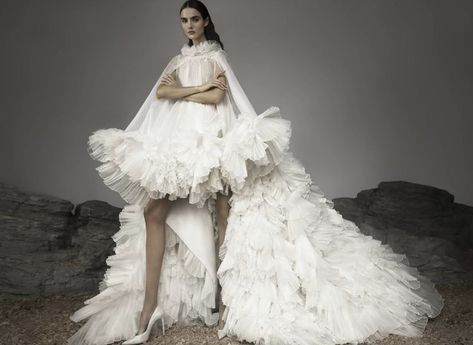 Versace Wedding, Runway Wedding Dress, Ashi Studio, Ange Demon, Silk Wedding Dress, Wedding Dress Trends, Organza Fabric, Couture Collection, Women Dress