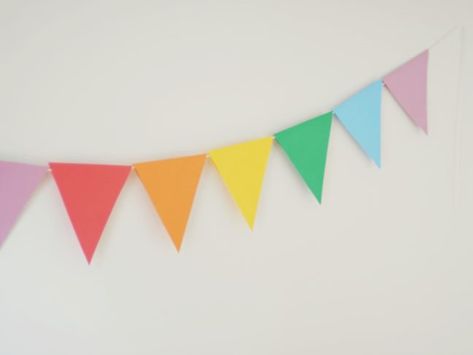 Need some quick festive decor for your party? Try this Paper Party Banner that's so easy to DIY that even the kids can help! Birthday Banner Diy, Diy Party Banner, Diy Birthday Banner, Triangle Banner, Banner Diy, How To Make Banners, Party Flags, Diy Banner, Party Garland