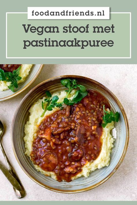 Deze heerlijke linzenstoof op Aziatische wijze met pastinaakpuree is perfect om mee op te warmen tijdens de koudere dagen. Romige pastinaak puree met vegetarische stoof van linzen. Ga naar de website voor dit vegetarische stoofpotje met pastinaak. | stoof recepten, stoofpotje recepten, vega recepten, vegan recepten, vegan stoof, vegetarische recepten, linzen recepten, puree recepten, linzen recepten, vegan stoofpotje, stoofgerechten, stoofpotjes recepten Main Course, Chili, Vegan Recipes, Healthy Recipes, Baking, Ethnic Recipes, Health