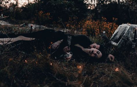 Cemetery Photography, Spooky Cemetery, Gothic Wedding Theme, Forest Engagement Photos, Cemeteries Photography, Gothic Photography, Valentine Photo Shoot, Halloween Photography, Engagement Pictures Poses