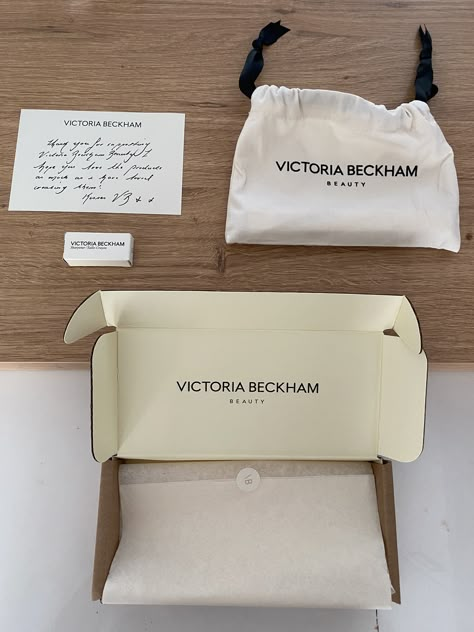 Packaging VB beauty Victoria Beckham Jewelry, Victoria Beckham Packaging, Fashion Pr Package, Pr Box Design, Paris In November, Funny Weather, Back Fat Workout, Clothing Packaging, Branding Design Packaging