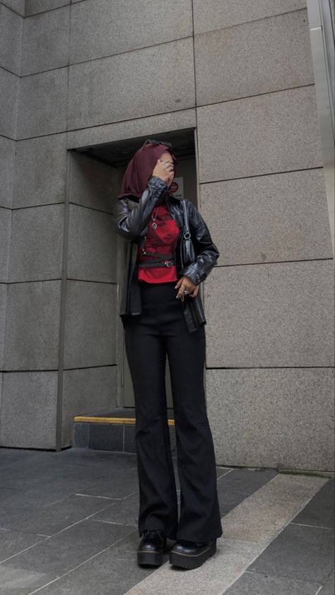 Hijabi Rock Style, Gothic Hijab Outfit, Outfit Dance Hijab, Hijab Rock Style, Black And Red Concert Outfits, Emo Hijabi, Gothic Hijab, Modest Concert Outfit, Goth Hijabi