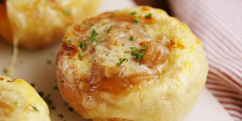 Comfort food at it's finest. French Onion Soup Balls, French Onion Soup Stuffed Buns, French Onion Soup Bites, Soup French Onion, Soup Swap, Bread Bowl Recipe, Recipe Appetizers, Delicious Soups, Soup Appetizers