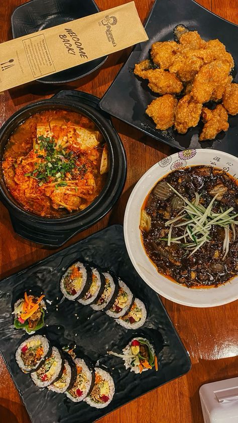 Aesthetic Korean Foods, Korea Restaurant Aesthetic, Korean Foods Aesthetic, South Korea Seoul Food, South Korean Travel, South Korea Foods, Korean Culture Aesthetic, South Korea Aesthetics, Korean Restaurant Food