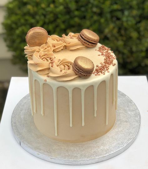 Megan on Instagram: “Caramel latte cake ☕️” Carmello Birthday Cake, Caramel Cake Decoration Ideas, Caramel Birthday Cake Ideas, Chocolate Caramel Cake Design, Caramel Cake Decoration, Caramel Drip Cake, 30 Birthday Cake, Caramel Latte, Caramel Cake