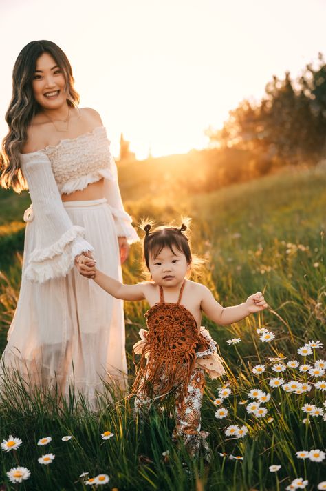 Mommy and Me boho hippy outfit ideas for family photoshoot Ideas For Family Photoshoot, Motherhood Minis, Boho Hippie Outfits, Boho Mom, Family Photoshoot Outfits, Perfect Family, Rose Photography, Photoshoot Outfits, Hippie Outfits