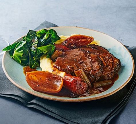 Slow cooker beef topside with red wine gravy Topside Steak Recipes Dinners, Sunday Lunch Recipes, Crockpot Supper, Slow Cooker Vegetable Curry, Topside Beef, Asda Shop, Wine Gravy, Roast Dinners, Slow Cooker Pork Loin