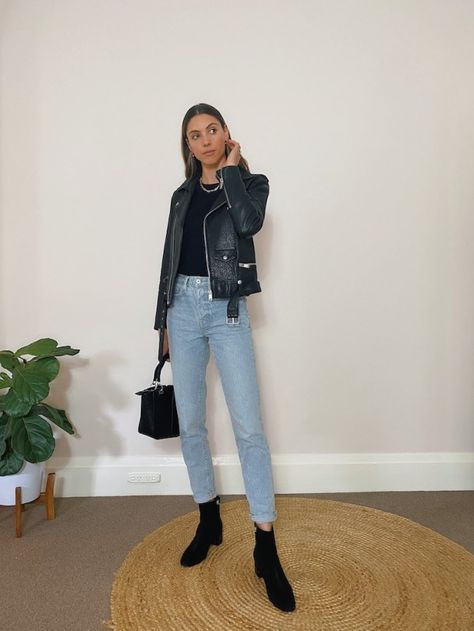 Easy Outfit Formulas to Re-Create | 11 Wearble Outfit Formulas Sprint Outfit, Black Everything, Easy Outfit, Winter Capsule Wardrobe, Outfit Formulas, Fashion Capsule, Light Blue Jeans, Dressed To Kill, Outfit Combinations