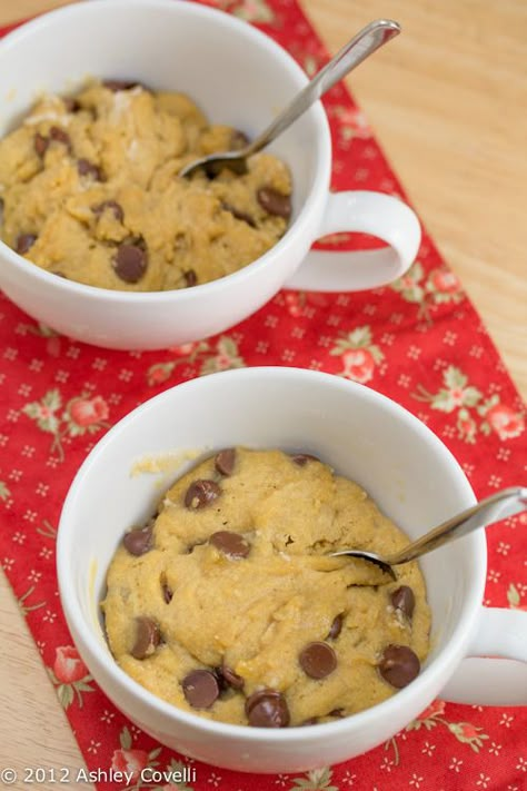 Chocolate Chip Cookie in a Cup Cookie In A Cup, Ramekin Recipes, Amazing Deserts, No Energy, Jar Recipes, Frugal Recipes, Teething Baby, Mug Recipes, Cookie Cups