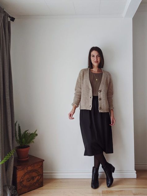 10 easy ways to wear a midi skirt - PetraAlexandra Blog Capsule Wardrobe With Skirts And Dresses, Midi A Line Skirt Outfits, A Line Skirt Outfits Winter, Midi Skirt With Tights, Chelsea Boots And Dress Outfit, Black A Line Skirt Outfit, Midi Black Skirt Outfit, Winter Skirt Outfits, Midi Skirt Outfits