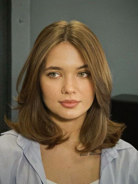 Short Layered Haircuts Shoulder Length Fine Hair, 80s Haircut Women, 60s Midi Cut, Venus Of Willendorf, Brown Hair Inspo, Hair Inspiration Long, Layered Haircuts For Medium Hair, Hairstyles For Layered Hair, Shot Hair Styles