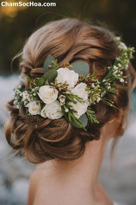 Vintage Updo, Wedding Hair Side, Wedding Hairstyles Medium Length, Flowers In Her Hair, Vintage Wedding Hair, Bridal Flower Crown, Wedding Hair Flowers, Wedding Rustic, Wedding Hairstyles Updo