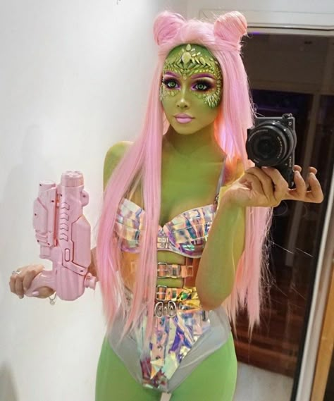 Pin Up Alien, Sci Fi Halloween, Ufo Costume, Halloween Alien Costume, Space Party Costumes, Alien Costume Women, Alien Halloween Makeup, Space Costume, Alien Halloween Costume