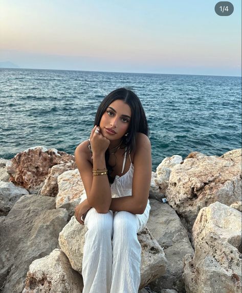 Squatting Instagram Pose, Easy Insta Photo Ideas, Summer Poses, Greece Beach, Insta Pictures, Beach Poses, Instagram Pose, Menorca, Vacation Pictures