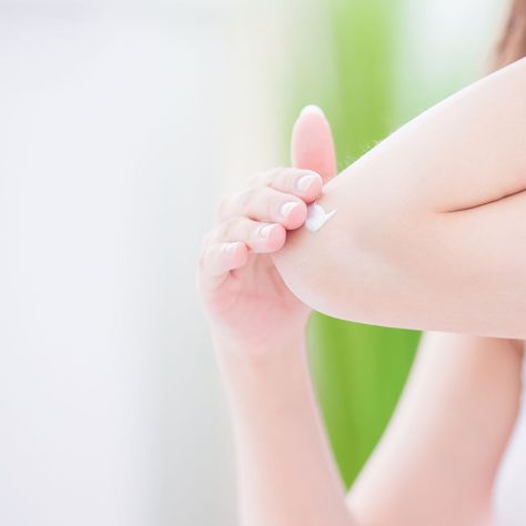 woman applying elbow cream Rough Elbows How To Get Rid Of, Dry Elbows How To Get Rid Of, Rough Elbows, Dry Elbows, Dark Elbows, Baby Feeding Schedule, Facial Exercises, Peeling Skin, Workout Pictures