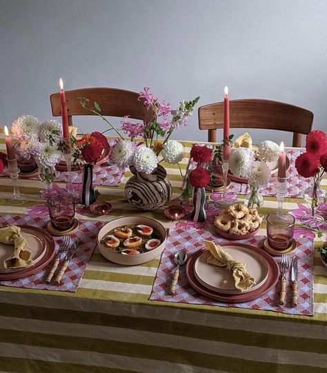 Party Aesthetic Table, Simple Tablescapes, 70s Dinner Party, Dinner Hosting, Dinner Table Set Up, Dinner Party Tablescapes, Dinner Party Settings, Recipe Menu, Aesthetic Table