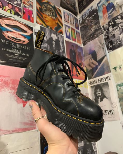 Maddy The Dr Marten Lover on Instagram: “I was teasing new docs on my story, so here they are ✨ the new Church Quad, Im so in love with them 🥰 • • • #drmartens #drmartensstyle…” Diy Vetement, Shoe Inspo, Aesthetic Shoes, Shoe Company, Chunky Platform, Dream Shoes, Doc Martens, Bella Hadid, Platform Boots