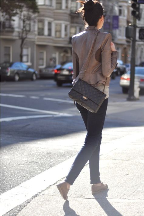 Taupe Leather Jacket, Edith Head Fashion, Steve Madden Sunglasses, Chanel Reissue, Outfit Ideas Fashion, Dream Bag, Outfit Classy, Boyfriend Sweater, Shoes Cheap