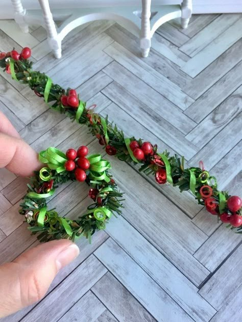 Dollhouse Wreath, Dollhouse Miniature Tutorials, Miniature Display, Dollhouse Christmas, Diy Doll Miniatures, Christmas Barbie, Dollhouse Miniatures Diy, 1 12 Scale Dollhouse, Wreaths And Garlands